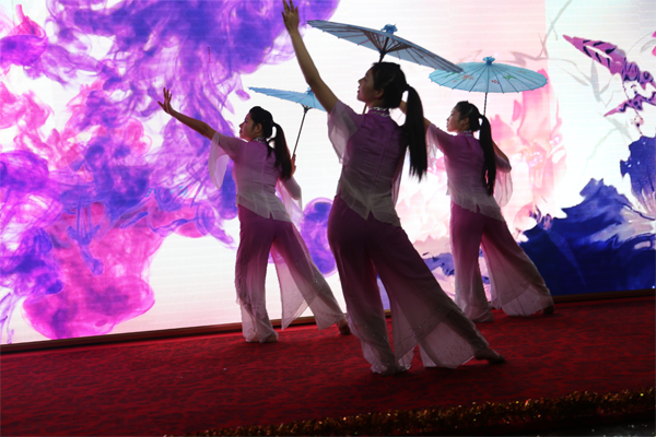 ?，斪o(hù)士的《江南雨》舞蹈讓人目不轉(zhuǎn)睛，令人陶醉！